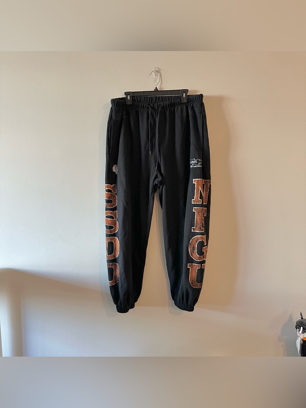 Darc Sport SSDD NFGU Wolves Forever Black Joggers Pump Lift L
Really nice used